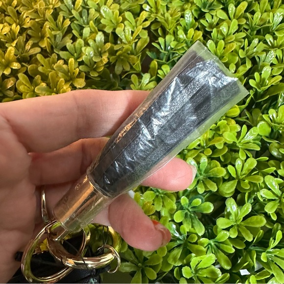 NWOT Nanette Lepore Floral Black Wallet with Gold Colored Trim and Wrist Chain - Picture 5 of 9